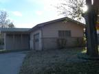 $925 / 3br - 2100ft² - Spacious living, kitchen, dining, fenced yard