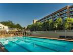 $1210 / 1br - 567ft² - Sunny 1 Bed with Stunning Water Views & Luxurious