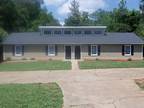 $550 / 2br - 924ft² - 173 Loblolly Fenced yard, on bus line