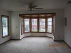 $1100 / 3br - Large Modern 3Br Apt