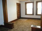 Very large Efficiency apt. - 2nd flr across from Bayliss Park (Council Bluffs)