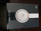 Dr dre Solo pro headphones 1 black 1 white new in box