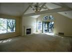 $2880 / 2br - 1121ft² - VAULTED CEILINGS/Private Garage+Parking/W/D/GAS