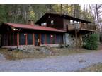 Your River Retreat-4 bedroom, 3 bath, sleeps 10, riverside cabin, hot