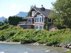 Waterfront Columbia Gorge River House (Stevenson, WA)