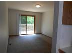 $795 / 3br - ft² - Spacious 3/2 split-level townhouse w/garage (Hollister)