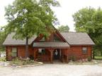Awesome 3 Bedroom Log Cabin Overlooking Pool minutes from Branson
