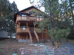 Cozy cabin near shops and lake (Smokey's Bear's Den).