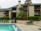 $675 / 1br - Refreshing Pools, Multi level sundeck , Two Acre lake (Orange Park)