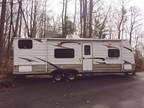 Immaculate 29 ft 2012 Summerland 2600TB