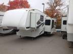 2006 29.5 ' Cougar 5th Wheel Bedroom and living rooms Slide Out Rooms. -