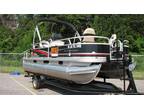 18' 2013 Sun Tracker Bass Buggy (Brand new pontoon boat,only 8 hrs!)