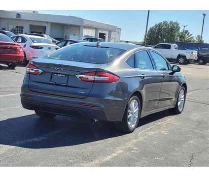 2019 Ford Fusion SE is a Grey 2019 Ford Fusion SE Car for Sale in Decatur IL