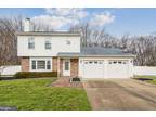 8 Orangewood Ln, Burlington, NJ 08016