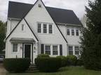 Immaculate 1st floor Shaker Hts., Home Quiet perfect for Students,Retirees