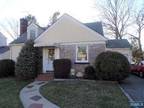 40 Brookview Terrace, Bergenfield, NJ 07621