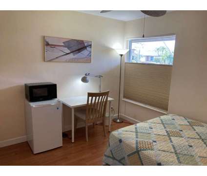 Furnished Room for Rent / Habitacion Amueblada Para Alquilar in Plantation FL is a Roommate