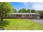 5009 Treetop Ln, Alexandria, VA 22310