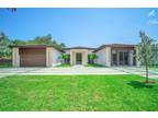 9480 104th St SW, Miami, FL 33176