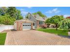 4 Willets Dr, Syosset, NY 11791