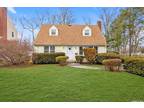 9 Highland View Dr, Bayville, NY 11709