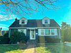 20 Regent St, Hicksville, NY 11801