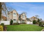 188 Forest St, Roslyn Heights, NY 11577