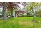 18 Meadow Woods Rd, Great Neck, NY 11020