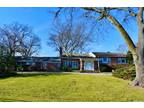 16 Sinclair Dr, Great Neck, NY 11024