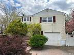 18 Frank Ave, Farmingdale, NY 11735