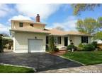 31 Gainsboro Ln, Syosset, NY 11791