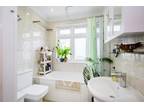 3 bedroom flat for sale in Kings Head Hill, North Chingford, E4