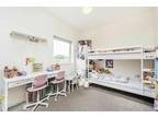2 bedroom flat for sale in White Lodge Close, St Margarets, TW7