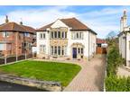 4 bedroom detached house for sale in Almsford Avenue, Harrogate, HG2