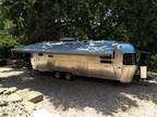 2022 Airstream Flying Cloud 27FB 28ft