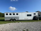 4 horse 2005 LQ featherlite trailer with hydraulic Jack and electric awning
