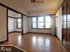 Large and affordable studio in Lakeview (816 W Waveland)!