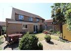 4 bedroom semi-detached house for sale in Delightful cul de sac on the edge of