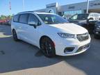 2023 Chrysler Pacifica White, 12 miles