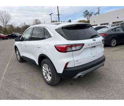 2021 Ford Escape SE is a White 2021 Ford Escape SE SUV in Dubuque IA