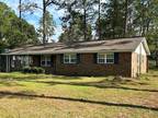 519 Lakeview Dr, Baxley, GA 31513