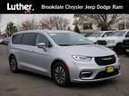 2022 Chrysler Pacifica Hybrid Silver, 11K miles