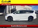 2022 Chrysler Pacifica White, 8K miles