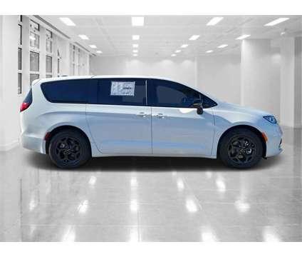 2024 Chrysler Pacifica Hybrid Select is a White 2024 Chrysler Pacifica Hybrid Hybrid in Orlando FL