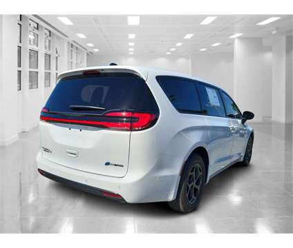 2024 Chrysler Pacifica Hybrid Select is a White 2024 Chrysler Pacifica Hybrid Hybrid in Orlando FL