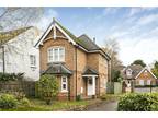 2 bedroom detached house for sale in Oakington Close, Sunbury-on-Thames, Surrey