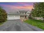 928 Castle Pond Dr, York, PA 17402