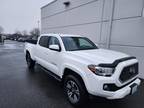 2018 Toyota Tacoma White, 82K miles