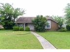 Single Family Residence - Plano, TX 2028 Apple Valley Rd