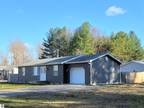 East Tawas, Move-in ready for this 3-bedroom, 1- full bath